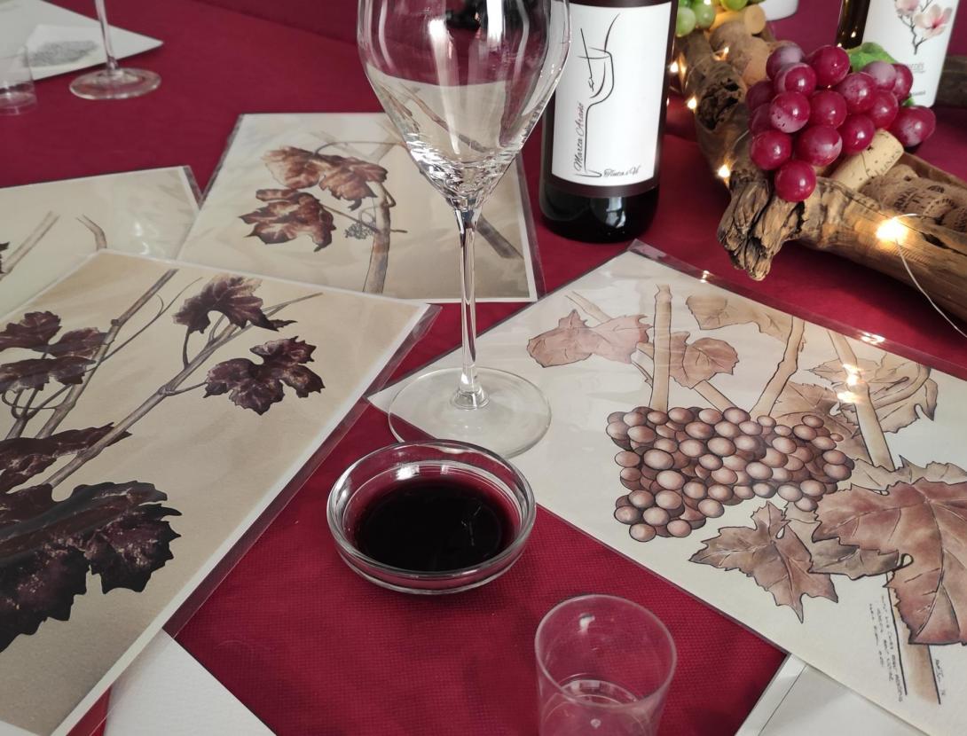 Mima't pintant amb vi