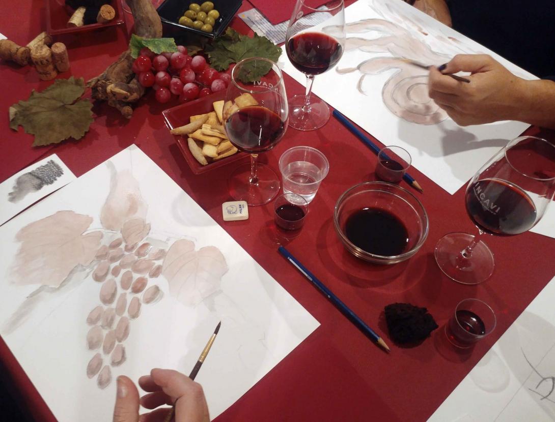 Mima't pintant amb vi