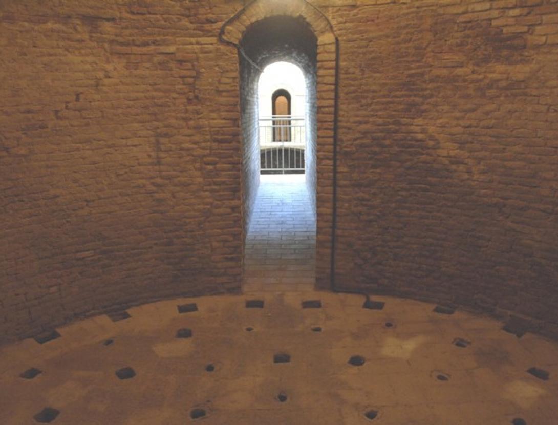 4. Interior de la cambra de cocció. Forn àrab soterrat. Museu de Ceràmica La Rajoleta (Fotograf. Lluís Terrés.2005)1.JPG